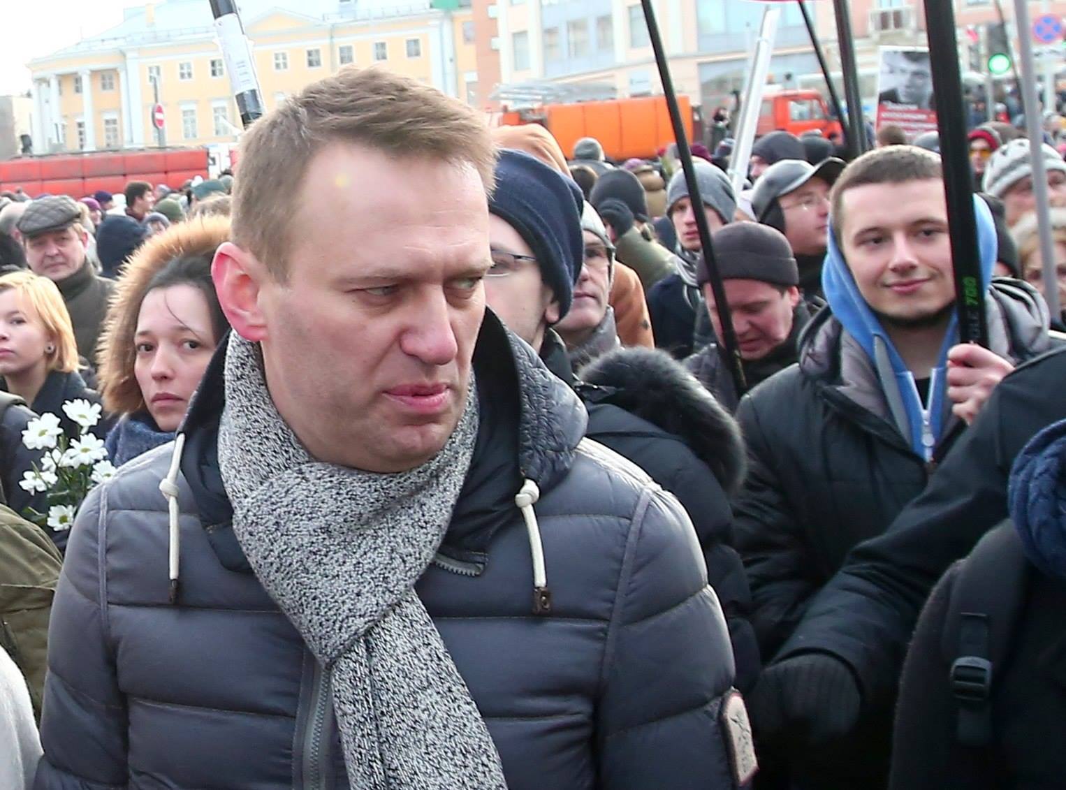 Лондон навальный. Навальный в шапке. Навальный в шарфе. Навальный прическа 2005.