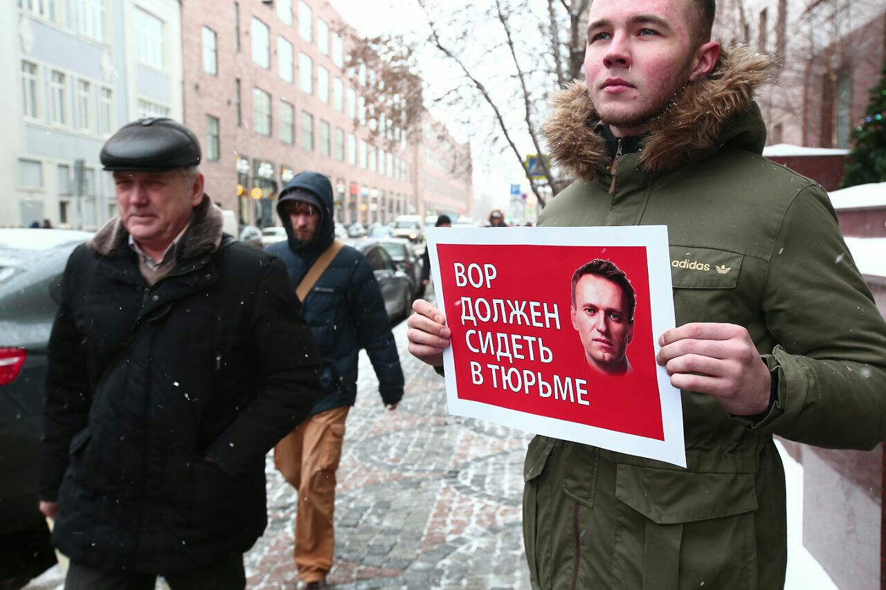 Откуда появился навальный. Навальный козел. Навальный должен сидеть в тюрьме.
