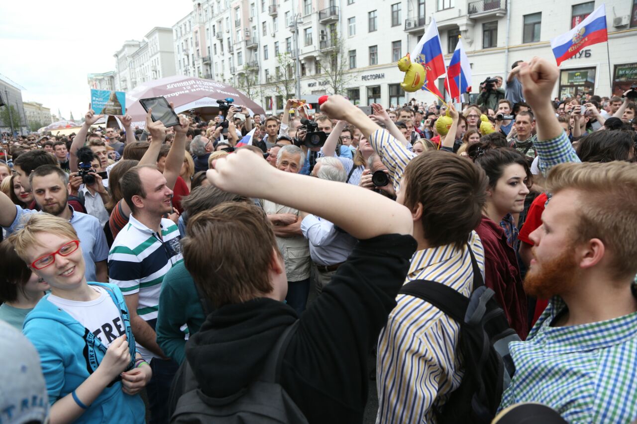 Проведение митингов. Сторонники России на фото.