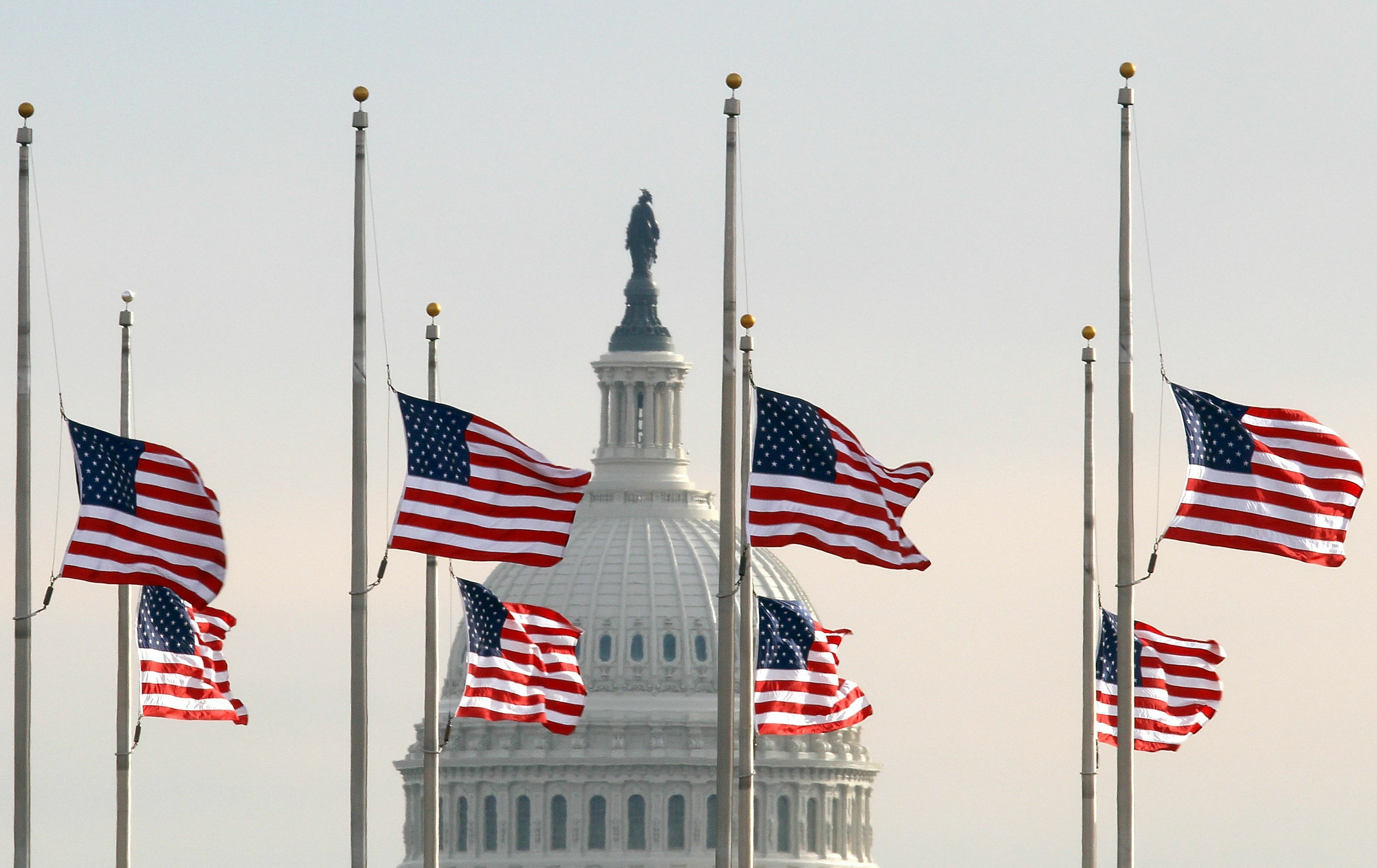 Белый дом приспустил флаги. США флаг белый дом. Приспущенный флаг США. Конгресс США флаг. Белый дом с флагом.