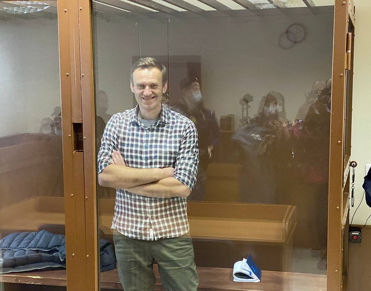 Шаман живой навальный. Навальный аферист. Навальный жив. Навальный неуважение к суду. Кураторы Навального.
