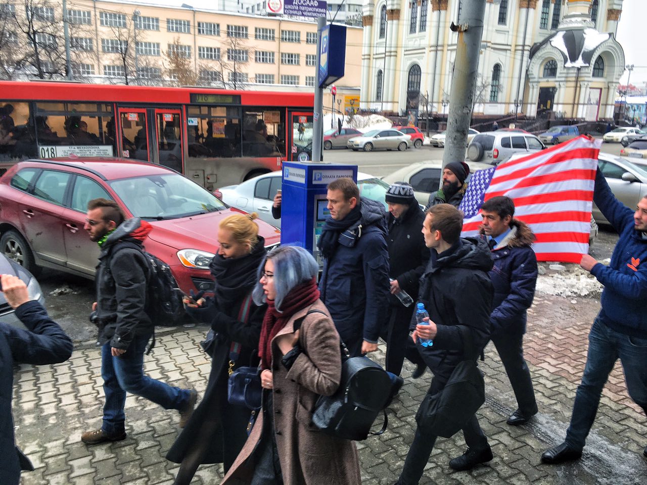 Навальный предательство. Навальный с флагом США. Навальный в американском посольстве. Оппозиция в США. Навальный российский флаг.