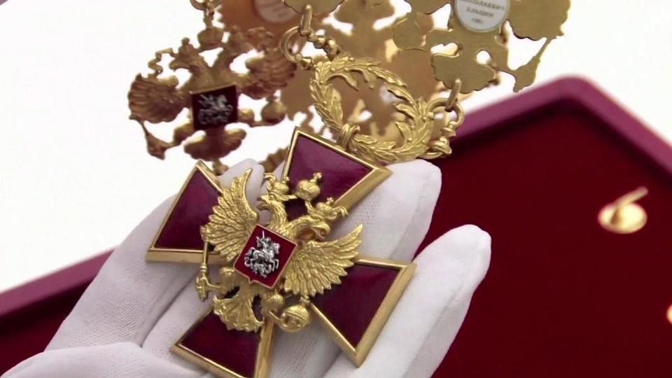 Президентский значок. Штандарт и знак президента РФ. Символы президентской власти РФ. Символы власти президента РФ. Регалии президента РФ.