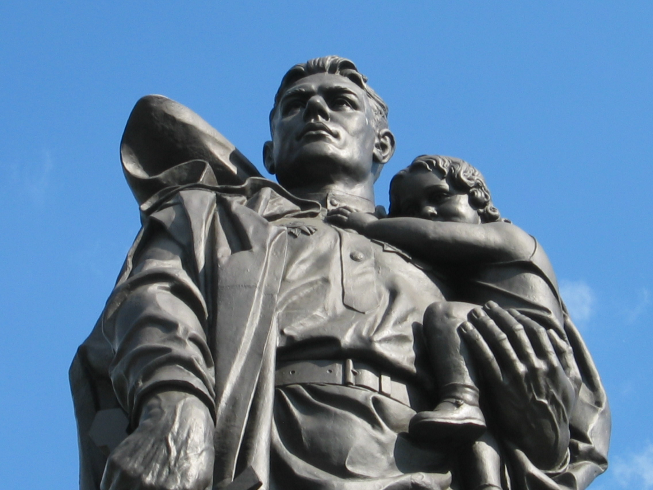 фото памятник солдат с ребенком