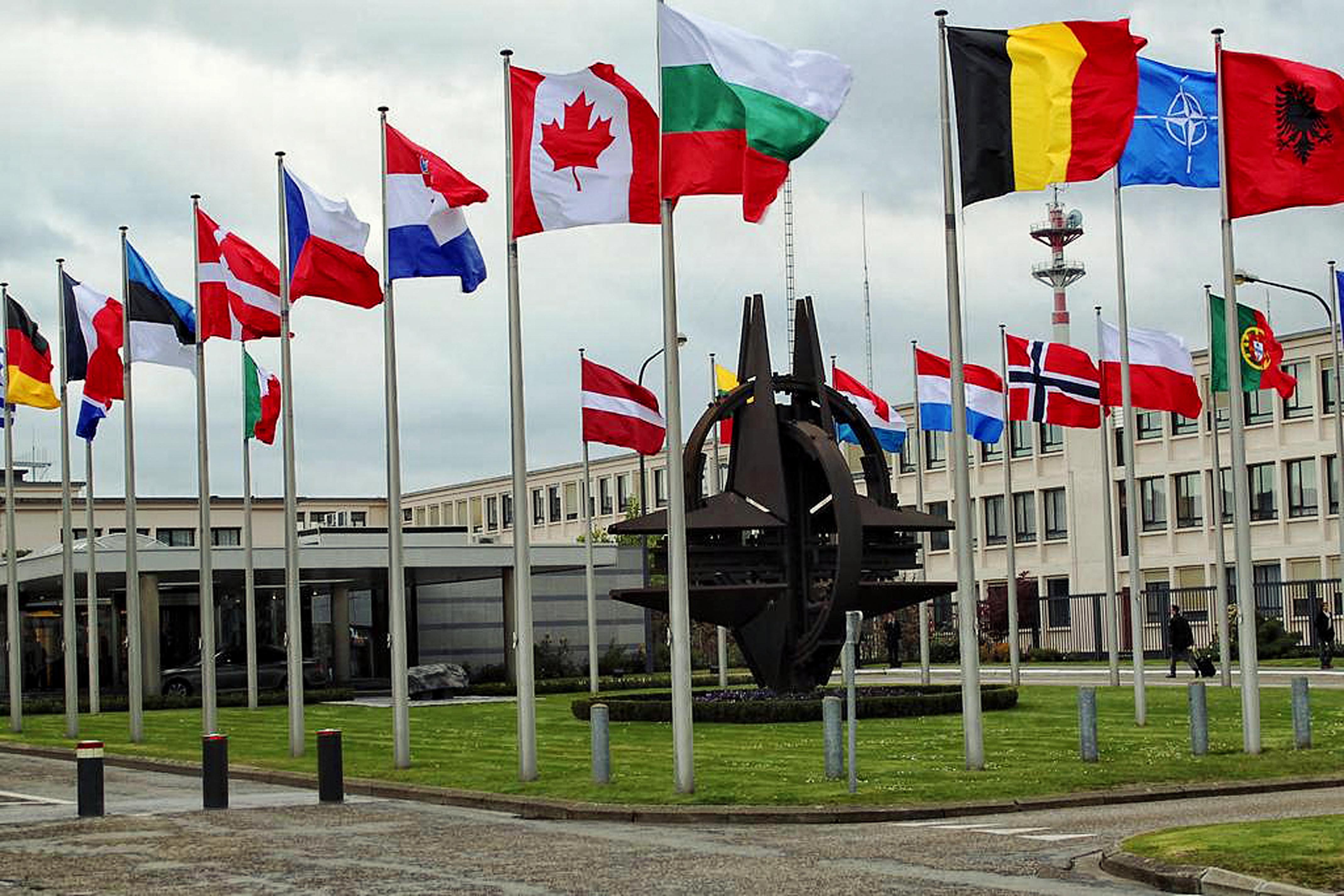 Польша находится в нато. Штаб-квартира НАТО В Брюсселе. Флаг НАТО штаб квартира НАТО В Брюсселе. Штаб квартира НАТО Германия. Брюссель столица НАТО.