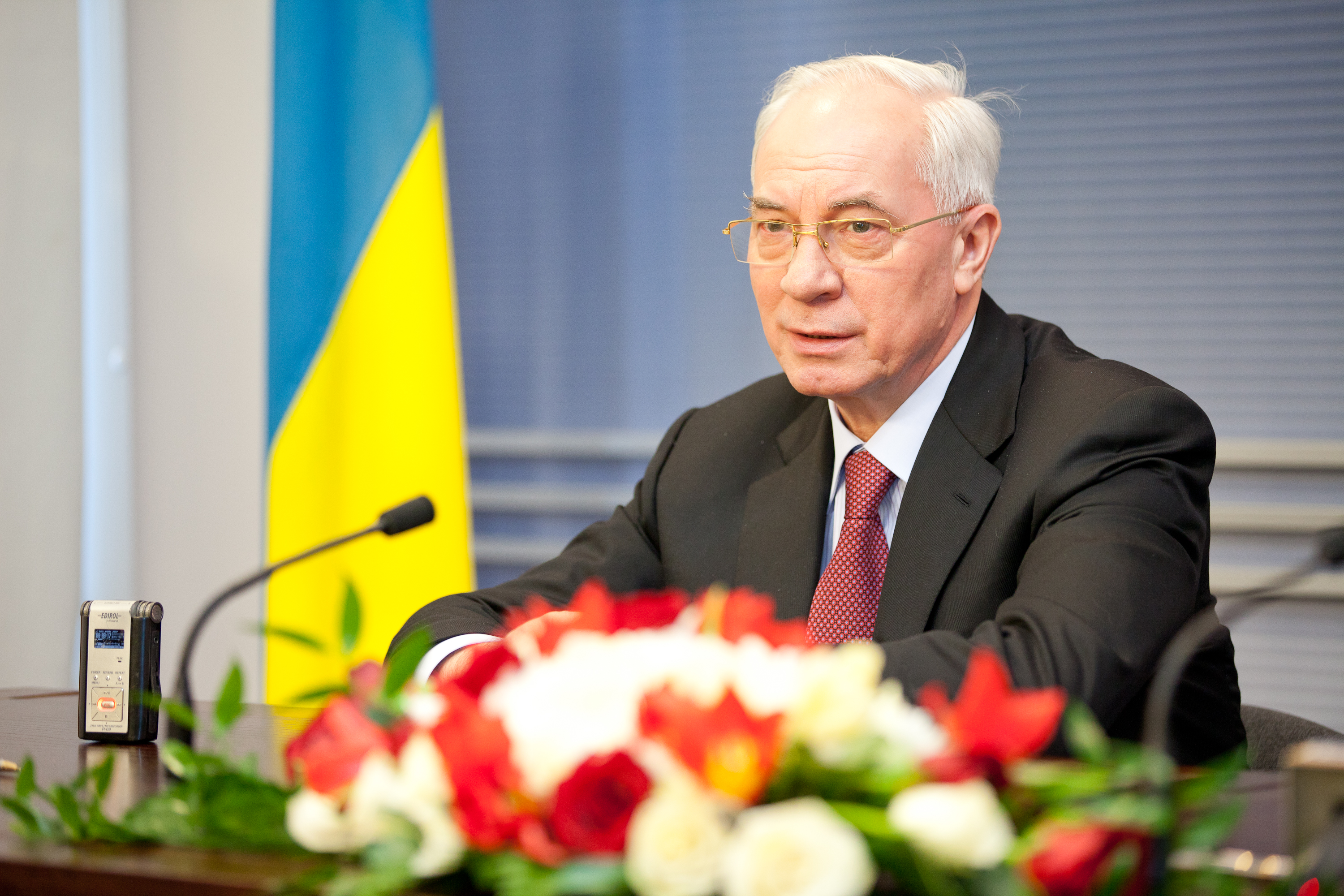 азаров улыбается
