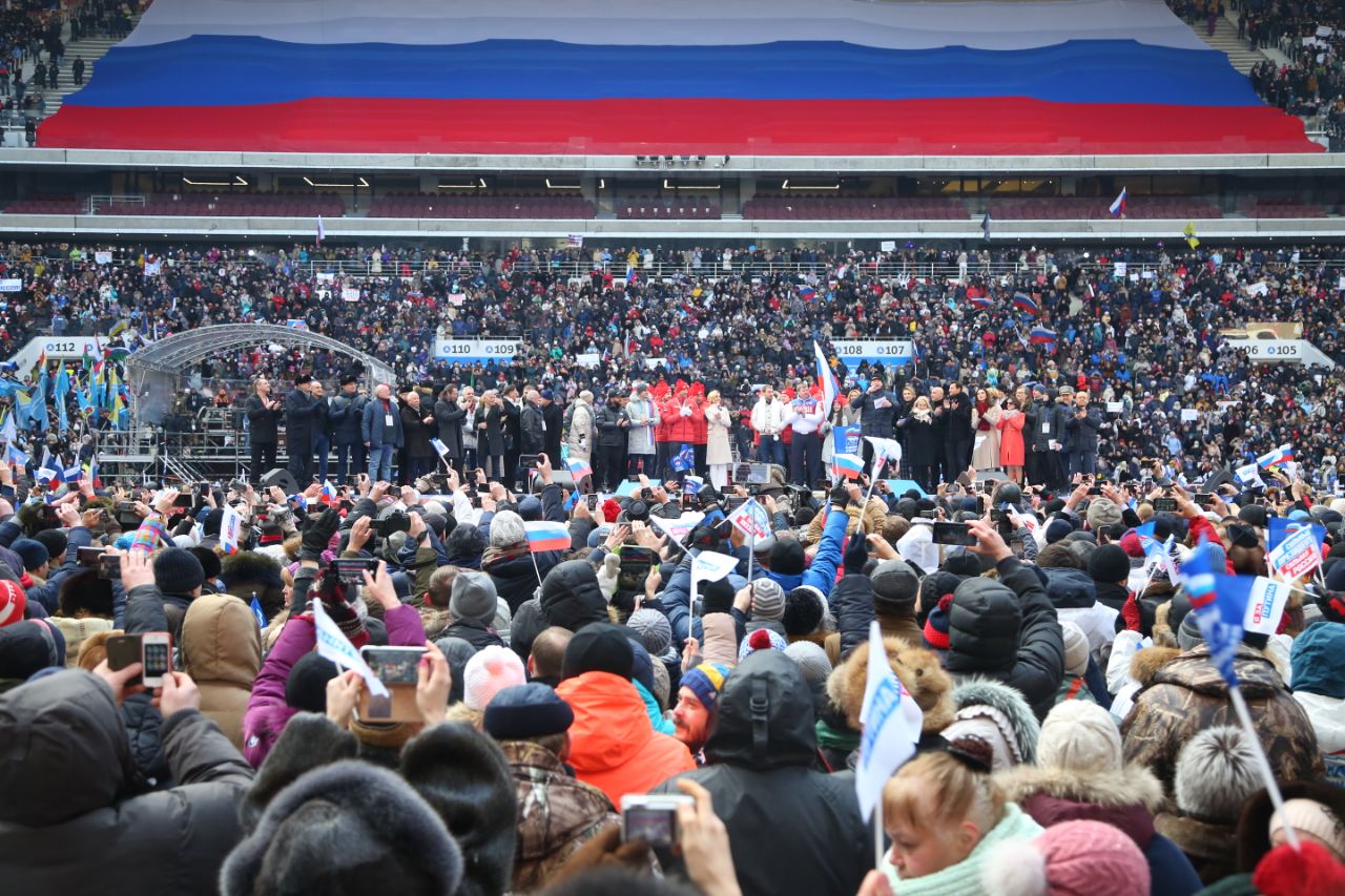 Сильная россия сегодня. Митинг за Путина Лужники. Митинг в Лужниках в поддержку Путина. Митинг трибуна.