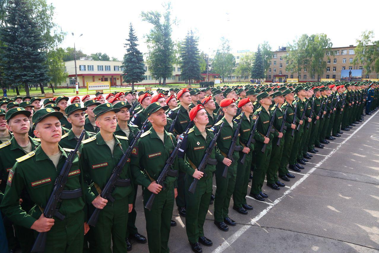 Московское высшее. Московское высшее общевойсковое командное командное училище. Военное училище Москва МОСВОКУ. Кремлевские курсанты МВОКУ. Курсанты МОСВОКУ.