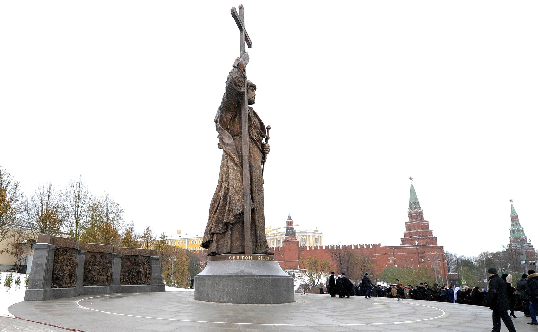 Памятник Владимиру в Москве на Боровицкой
