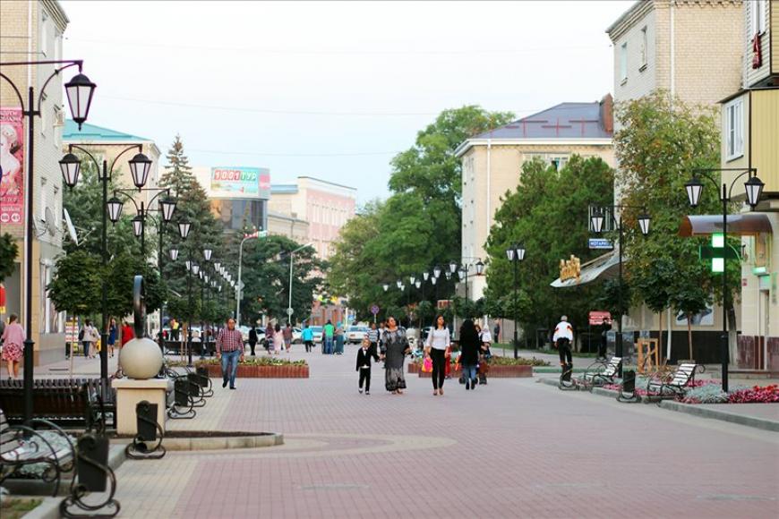 Г черкесск улицы. Черкесск Арбат. Черкесск аллея Первомайская. Черкесск Центральная улица. Черкесск площадь.